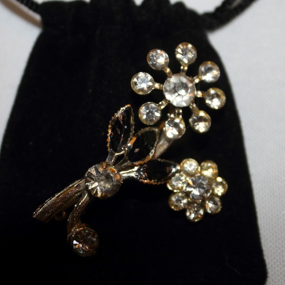 FINAL PRICE VINTAGE FLOWER BROOCH WITH CRYSTALS - Picture 1 of 2